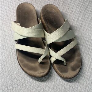 Vionic Anelle sandal cream patent lizard print size 8